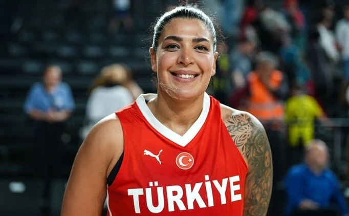 gentdebasquet's tweet photo. ✅ OFICIAL: Tilbe Senyurek nova jugadora de l'Spar Girona per a la pròxima temporada.

🌍 La pivot arribarà una vegada hagi finalitzat el mundial amb la selecció turca.
🦾 Jugadora de 1,92m.
🏆 Ha guanyat dues de les últimes tres Eurolligues amb el Fenerbahçe.

👀 Us recomano aquest vídeo per veure com juga Tilbe: https://t.co/H8MGilM7FG

🔝 Em sembla un gran fitxatge. La combinació amb Iyana Martín farà molt mal a les defenses rivals.

#LFEndesa #Euroleague #Tilbe
