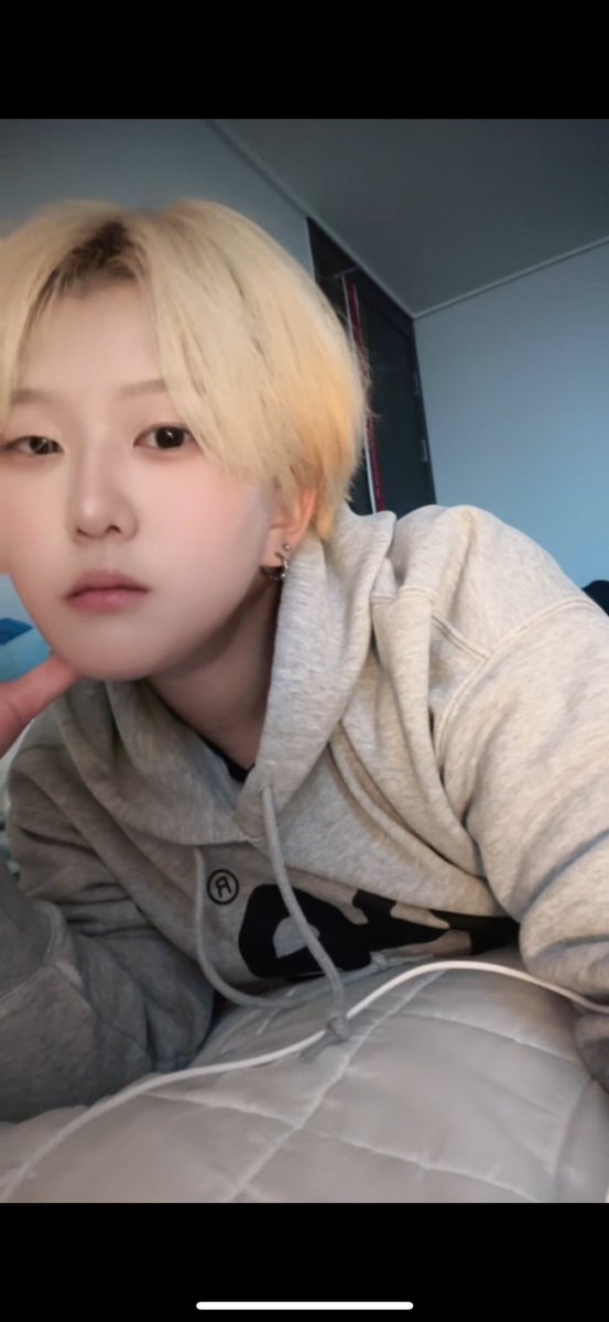 gypxlp's tweet photo. 내일 염색한다… 노란 머리 끝임 https://t.co/KITv8YgYuZ