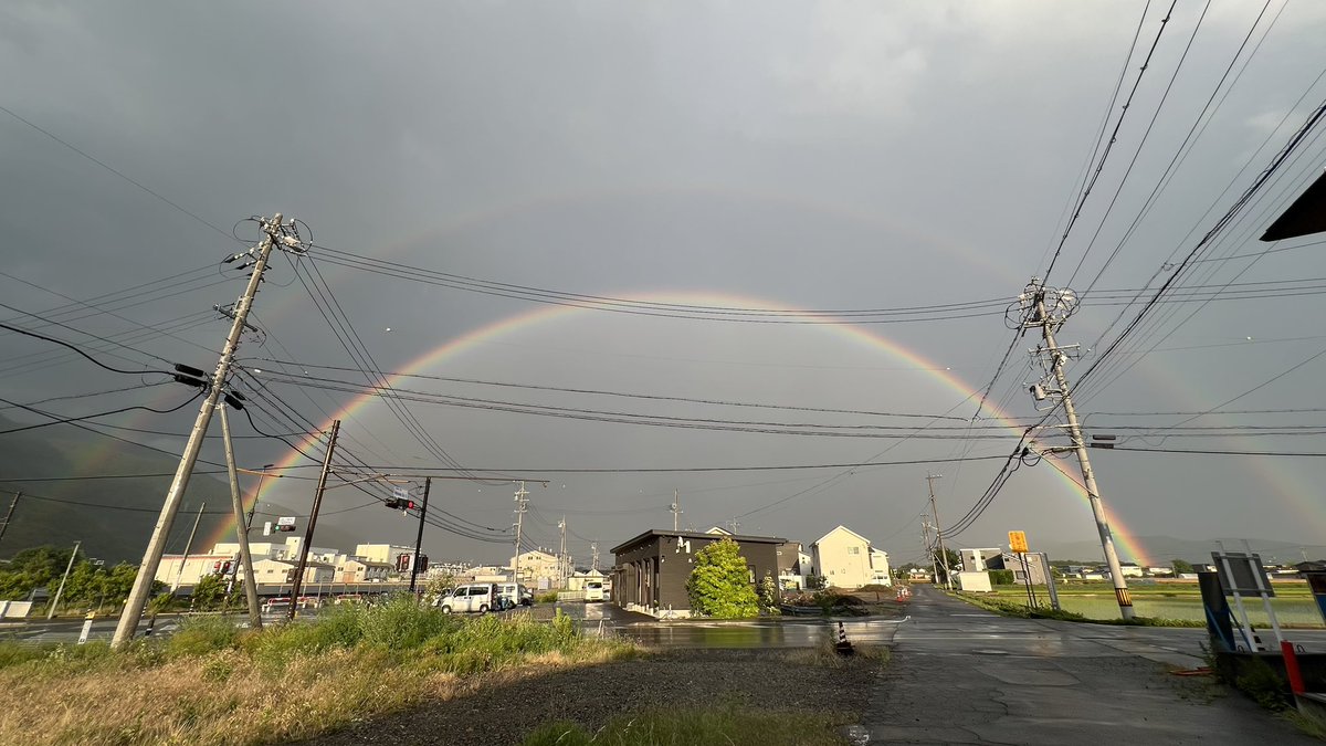 libra1012kn's tweet photo. 雨上がりのダブルレインボー🌈

#上田市
#虹
#ダブルレインボー
#足元にも虹 https://t.co/HlJBgKUco7