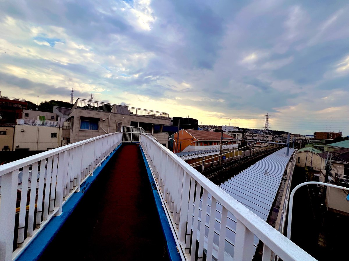 fujiaoisora's tweet photo. 保土ヶ谷区仏向町、和田町駅の上にある歩行者用跨線橋。階段降りる時、駅のホームがめっちゃ近い。 https://t.co/1HP4naYX64