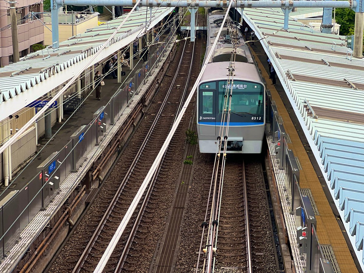 fujiaoisora's tweet photo. 保土ヶ谷区仏向町、和田町駅の上にある歩行者用跨線橋。階段降りる時、駅のホームがめっちゃ近い。 https://t.co/1HP4naYX64