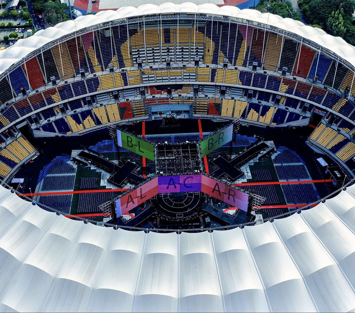btsdaily77's tweet photo. This view of the stage is absolutely stunning 🔥🏟️ https://t.co/EN0TgUYo3P