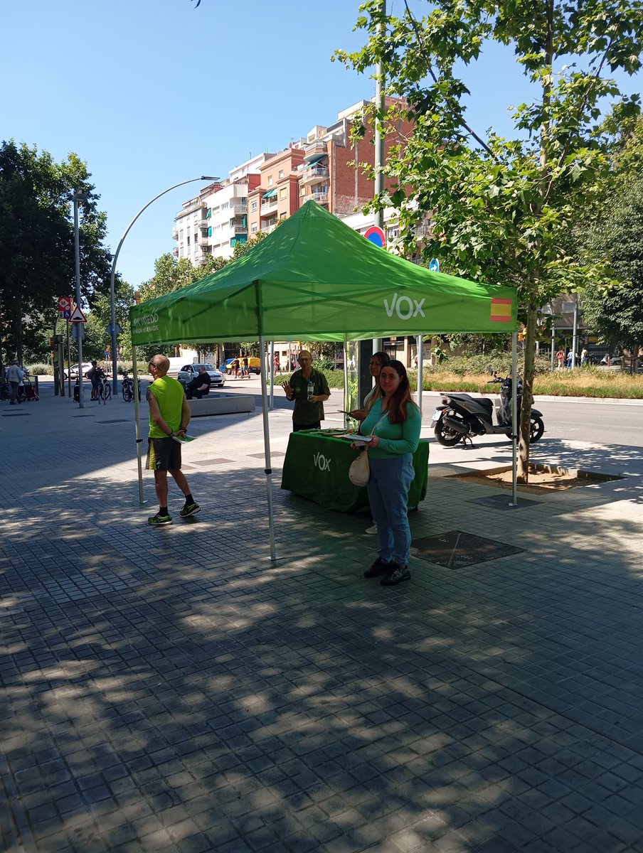 AntiNaziDiscret's tweet photo. Els Feixistes de VOX ara mateix a Avinguda Meridiana a la sometida de Metro Navas. Aturem al Feixisme. Fora VOX de Barcelona! #AlertaAntiFeixista #AlertaUltra https://t.co/SppRjYWl7P