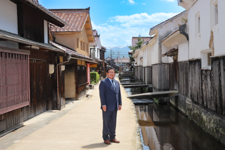 kurayoshi_city's tweet photo. アン・ハサウェイ様
鳥取県へのご関心、大変嬉しく思います。鳥取県の中央に位置する倉吉市には白壁土蔵群や関金温泉、日本一美しい旧国鉄倉吉線廃線跡など、日本の原風景が広がっています。「ノスタルジックリゾート倉吉」で、ぜひ、ゆったりとした時間を過ごしにお越しください。
倉吉市長　広田一恭 https://t.co/a3sbyCGEMe