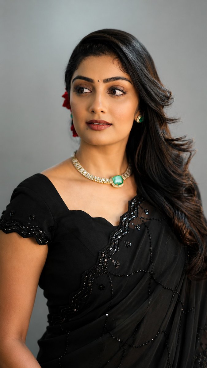 kohllification's tweet photo. 🖤 Insta beauty Kavya Shaiva absolutely slaying in a stunning black saree! 🔥✨

Elegance, charm, and grace wrapped in six yards of perfection... impossible to look away! 😍🖤 https://t.co/qyaoza6FFO