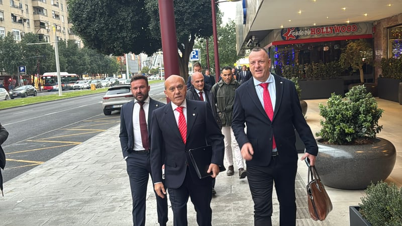 solofichajes123's tweet photo. 💣Los dueños del @SevillaFC cierran un acuerdo de exclusividad con un nuevo grupo interesado en comprar sus acciones, según desvela @Estadio_ED

▪️La negociación va por buen camino y se espera tener cerrado el cambio de propietario entre final de julio y principio de agosto

▪️Se trata de un inversor occidental de máximo nivel, experiencia en fútbol profesional y solvencia financiera

▪️Ahora tratan de poner por escrito el acuerdo verbal, donde los vendedores articularán determinados mecanismos de seguridad desde el mismo momento de la LOI, para evitar que se repita lo ocurrido con el grupo liderado por Sergio Ramos

▪️La venta sería por el 85% del capital social más una ampliación de capital posterior que, como mínimo, sería de 80 millones de euros

▪️Los grandes accionistas se han decantado por esta propuesta tras recibir más de diez ofertas en esta última semana. Curiosamente, toda la publicidad de la venta frustrada a Sergio Ramos le ha venido bien a los vendedores, al aparecer más personas interesadas en comprar el club que en la anterior ocasión, cuando el proceso estuvo abierto hace aproximadamente un año