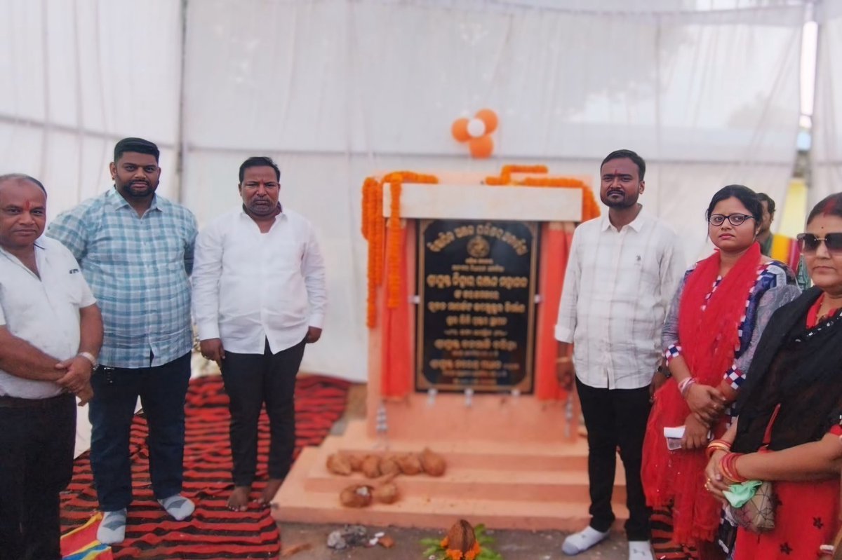 NiharMahanand's tweet photo. ଅତାବିରା NAC ଅଞ୍ଚଳର ବ୍ୟବସାୟିକ ଭିତ୍ତିଭୂମିକୁ ସୁଦୃଢ଼ କରିବା ଲକ୍ଷ୍ୟରେ ପ୍ରାୟ ୩.୧୨ କୋଟି ଟଙ୍କା ବ୍ୟୟରେ ନିର୍ମିତ ହେବାକୁ ଥିବା ନୂତନ ମାର୍କେଟ୍ କମ୍ପ୍ଲେକ୍ସ ପାଇଁ ଭିତ୍ତି ପ୍ରସ୍ତର ସ୍ଥାପନ କଲି।
#Attabira
#AttabiraNAC
#MarketComplex
#FoundationStone
#Development
#Bargarh
#Odisha
#ViksitOdisha https://t.co/tkIoJqHqKF