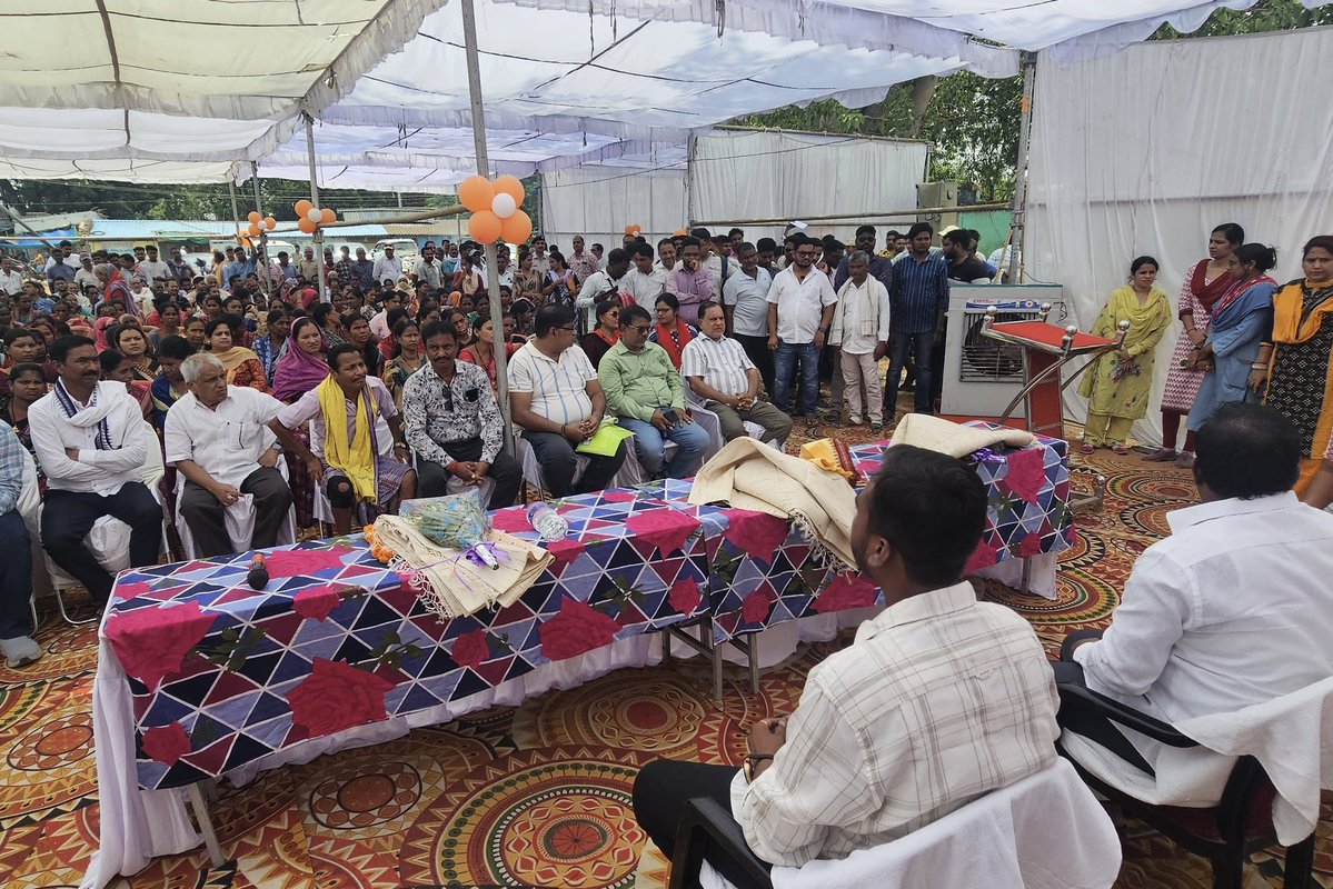 NiharMahanand's tweet photo. ଅତାବିରା NAC ଅଞ୍ଚଳର ବ୍ୟବସାୟିକ ଭିତ୍ତିଭୂମିକୁ ସୁଦୃଢ଼ କରିବା ଲକ୍ଷ୍ୟରେ ପ୍ରାୟ ୩.୧୨ କୋଟି ଟଙ୍କା ବ୍ୟୟରେ ନିର୍ମିତ ହେବାକୁ ଥିବା ନୂତନ ମାର୍କେଟ୍ କମ୍ପ୍ଲେକ୍ସ ପାଇଁ ଭିତ୍ତି ପ୍ରସ୍ତର ସ୍ଥାପନ କଲି।
#Attabira
#AttabiraNAC
#MarketComplex
#FoundationStone
#Development
#Bargarh
#Odisha
#ViksitOdisha https://t.co/tkIoJqHqKF