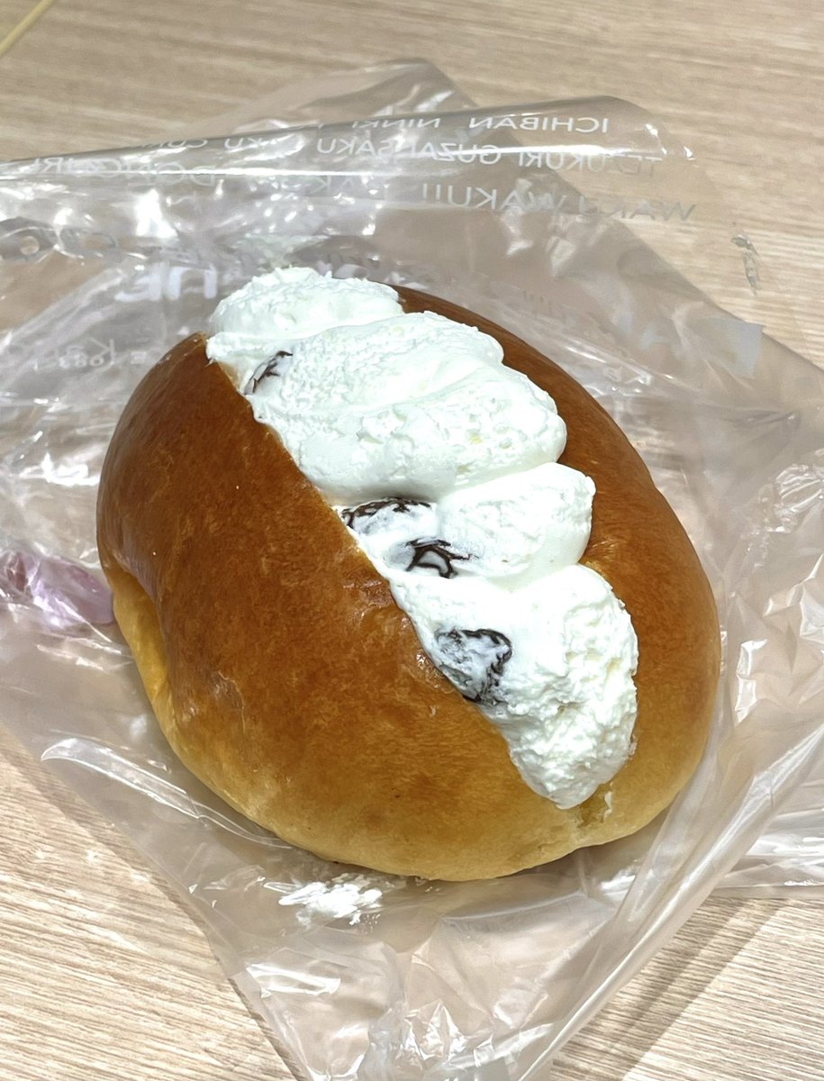eosfived3's tweet photo. ホイップクリームてんこ盛りのこのパン、なぜかアリオ店でしか見ない🤔
#DONGURI
#今日のランチ
(他の店でも見たら教えてください🙇♂️) https://t.co/4FWBWFbw8X
