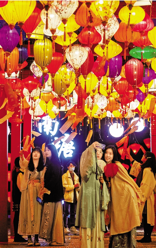leonduvall's tweet photo. May your days be as bright as the lantern glow, full of joy and sweet surprises this Lantern Festival! https://t.co/8owpCKlSVu