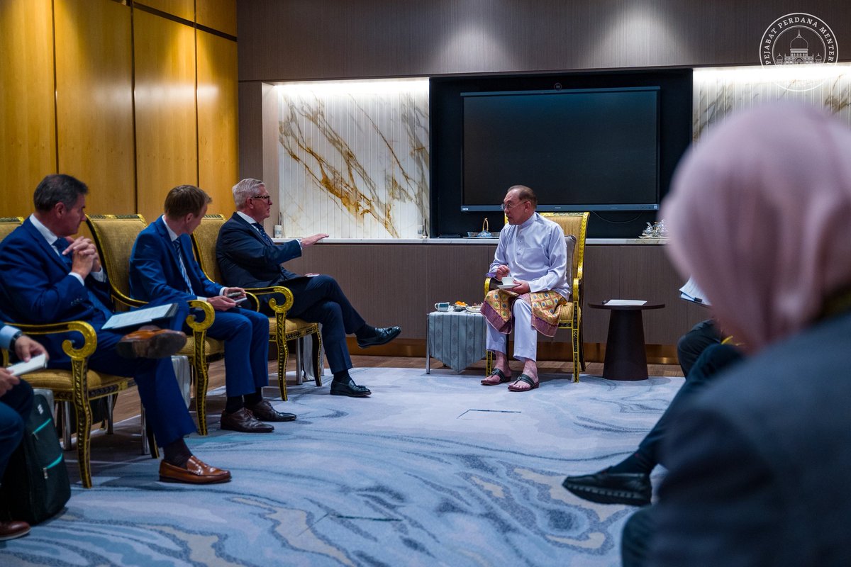 anwaribrahim's tweet photo. Menerima kunjungan hormat delegasi Ericsson yang diketuai Presiden dan Ketua Pegawai Eksekutifnya, Börje Ekholm. Pertemuan ini memberi ruang membincangkan perkembangan teknologi digital, peluasan penggunaan 5G serta potensi kerjasama yang lebih erat bagi memperkukuh ekonomi digital negara.

Turut dibincangkan keperluan membangunkan rangkaian telekomunikasi yang lebih hijau dan mampan, selari dengan aspirasi Pelepasan Sifar Bersih negara. Pada masa sama, lebih banyak syarikat perlu memanfaatkan teknologi 5G bagi meningkatkan produktiviti, inovasi dan daya saing.

Saya menghargai keyakinan Ericsson terhadap Malaysia, khususnya pengiktirafan terhadap kemajuan negara dalam membangunkan infrastruktur digital yang kukuh, termasuk rangkaian 5G, pusat data serta usaha memperteguh keselamatan dan kedaulatan digital.

Saya juga menyambut baik komitmen Ericsson dalam membangunkan bakat tempatan menerusi program latihan, pemindahan teknologi serta kerjasama dengan universiti dan institusi pendidikan tempatan. Usaha ini penting bagi melahirkan tenaga mahir yang bersedia mendepani tuntutan ekonomi masa hadapan.

Malaysia menghargai hubungan baik yang telah terjalin dengan Ericsson sejak sekian lama dan saya yakin kerjasama ini akan terus diperkukuh berasaskan kestabilan serta kepercayaan, sekali gus membuka lebih banyak peluang untuk memacu pertumbuhan ekonomi digital serta kemakmuran negara.

#MalaysiaMADANI
#MADANIbekerja
#YakinMADANI