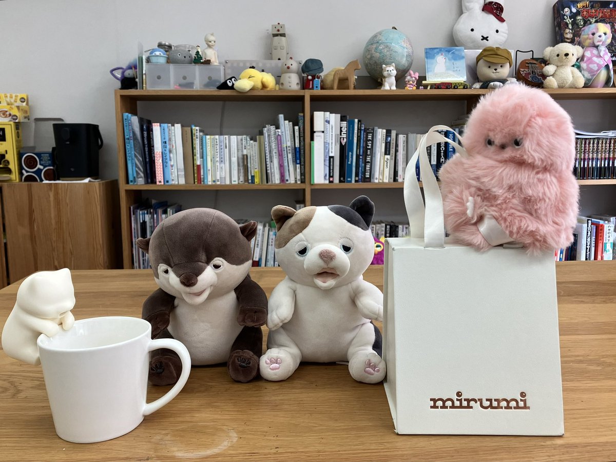 iokawauchi's tweet photo. 今日はユカイ工学さんで取材！

指を入れると絶妙な加減で噛む「甘噛みハムハム」、人間の代わりに熱々ドリンクを冷ましてくれる「猫舌ふーふー」、音とタッチに反応して「ちら見」する「ミルミ」。

過去4年でユカイ工学からリリースされ、世界的にスマッシュヒットしていずれも数万匹売れているロボットの発案者が、CMOの冨永さんだ。

いい意味でクレイジー感のあるロボットの生みの親は思いのほか泥臭く、それだけに意外性に満ちていた。

今日の取材も、稀人ハンタースクールの2期生、3期生が同行。取材後、「めちゃくちゃ面白かったねえ！」と盛り上がった。

記事、お楽しみに！！！

#ユカイ工学 
#稀人ハンター