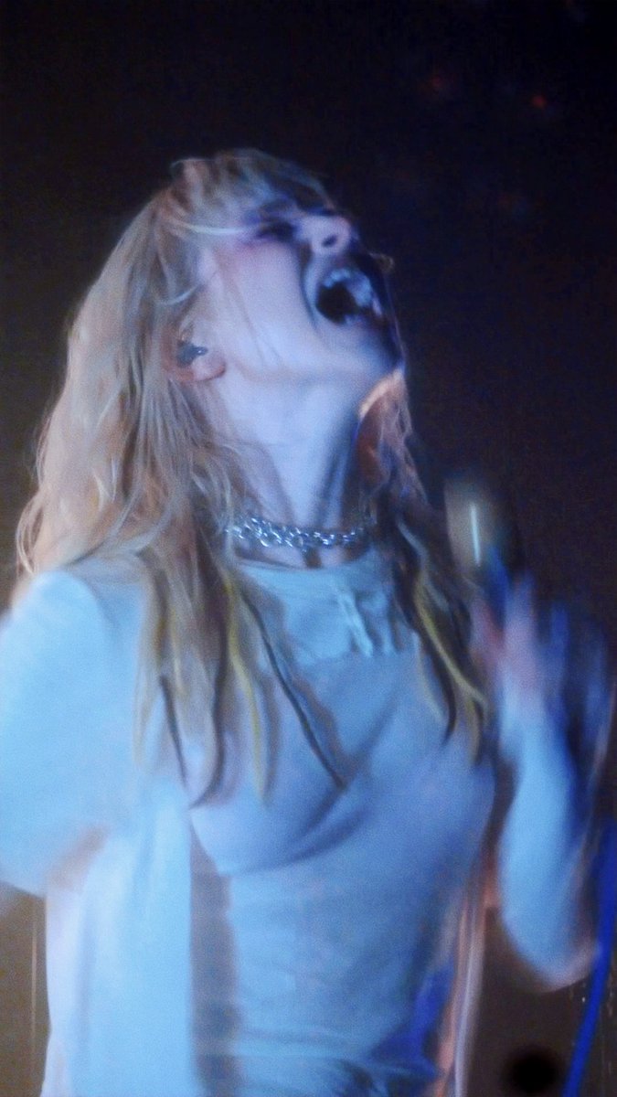 ozdustgal's tweet photo. parachute is truly so cathartic 😭 the first picture is killing me https://t.co/fOMwpTVbWB