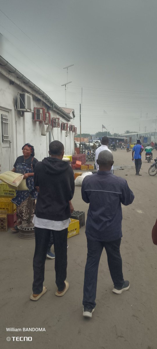 WilliamBandoma's tweet photo. #RDC #Tension : Manchette × Bâtons. 
Bastonnade entre l'opposition, la police et les éléments de force du progrès @udps_tshisekedi sur l'avenue de l'enseignement. 
Pillage chez @NkoyJoseph https://t.co/Pf6otImgh4
