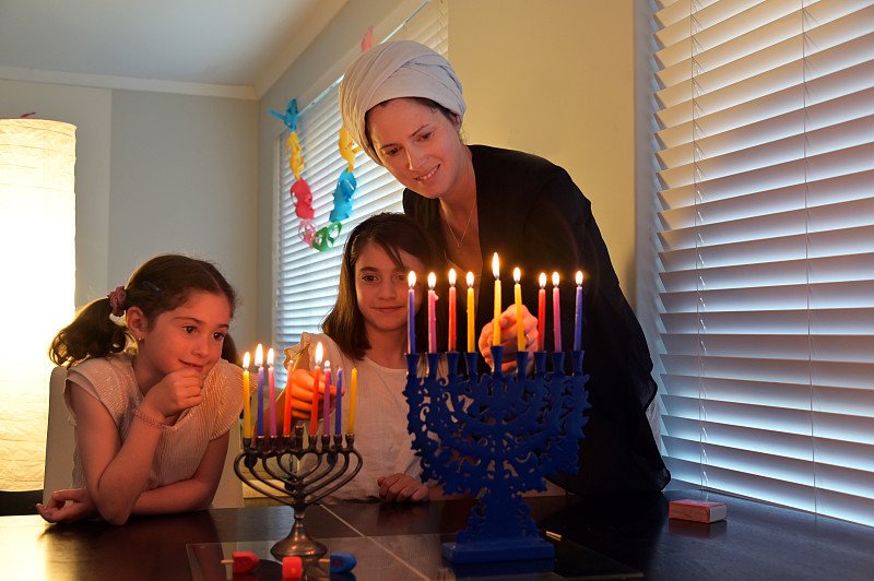 EarlSisson's tweet photo. Today’s little win: Lighting my first Hanukkah candle with my family  Warm light, even warmer vibes. Happy first night! https://t.co/uGwV091u7a