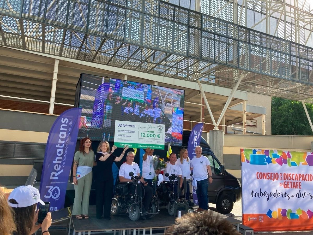 FundIsabelGemio's tweet photo. 💙 CaMinus culminó en Getafe el #RetoPorLaInvestigación2026 tras recorrer más de 400 km en silla de ruedas por las #EnfermedadesRaras.
👏 Entregó 12.000 € a la Fundación Isabel Gemio para la investigación.
Gracias a @Rehatrans y al Ayuntamiento de Getafe.
¡Aupa Caminus! 💙 https://t.co/aYv3g6CxVU
