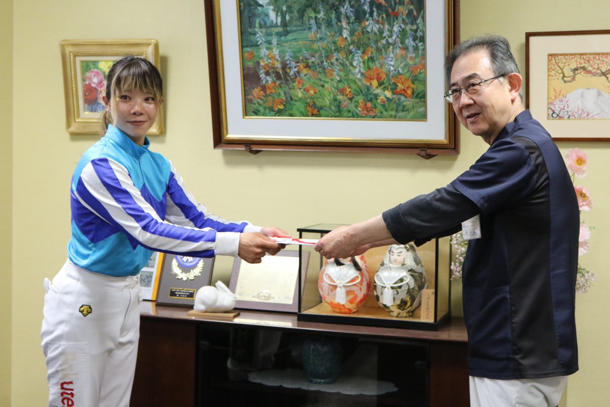 banei_tokachi's tweet photo. ばんえいアワード2025で「ベストジョッキー」を受賞した #今井千尋騎手 が本日、その賞金を #帯広協会病院　の小児科へ寄付されました。
「弟のアレルギー治療でお世話になった協会病院へ以前から恩返ししたいと決めていました。今回の寄付が、少しでも同じように治療を頑張る子どもたちや、そのご家族の力になればと思います。」
と、人との縁や支えを大切にする今井騎手らしい取り組みとなりました。
また、帯広協会病院でのクラウドファンディングによる取り組みの際に今井騎手から応援メッセージが送られています。
▼詳細はこちら
https://t.co/hyQdjCKijp
#ばんえい
