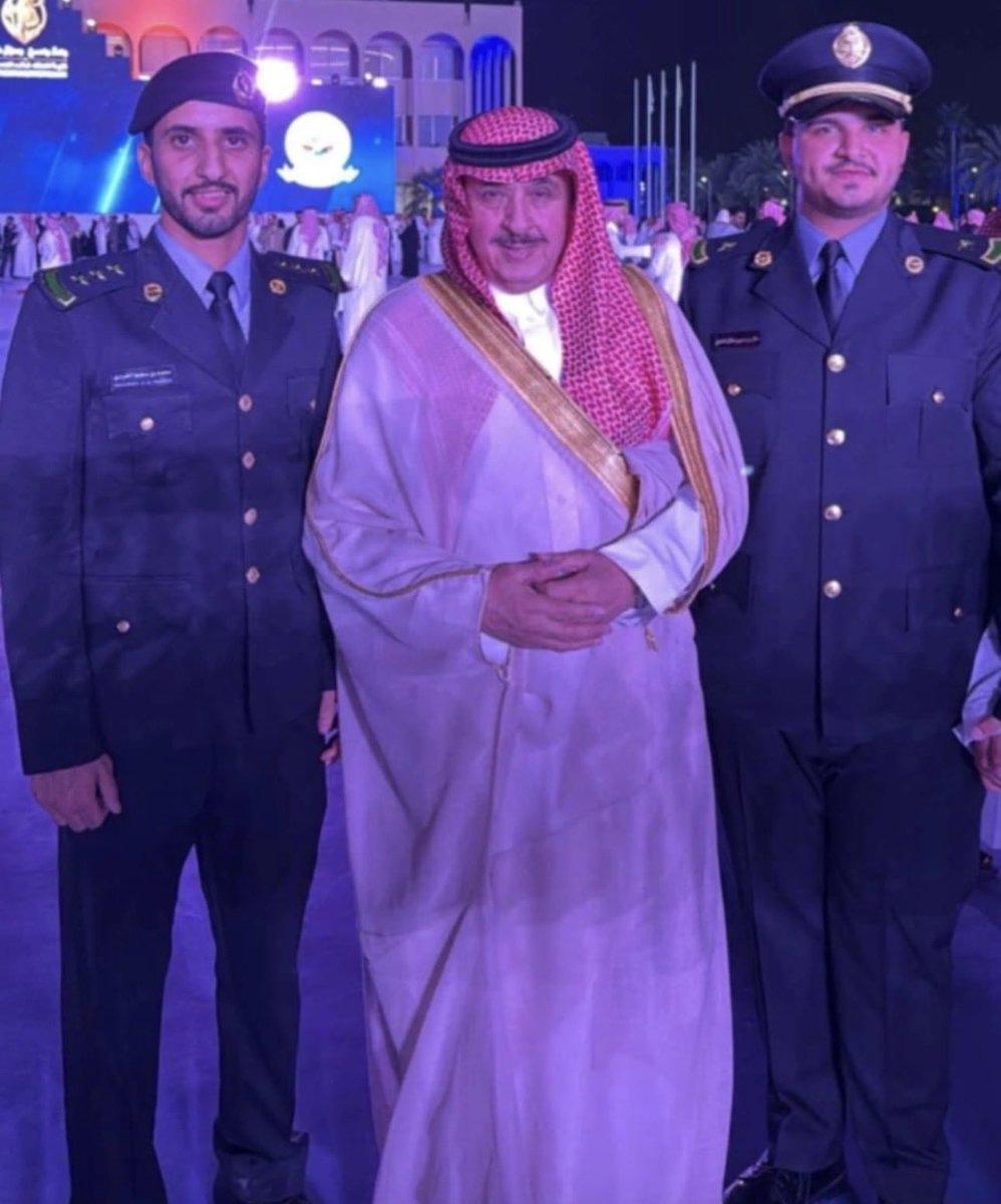 Lafi_Almzwedi's tweet photo. طلال بن حسين.. فرحة شيخ وفخر الشرارات
أبارك لشيخنا حسين بن عاشق اللحاوي، شيخ شمل قبيلة الشرارات وأمير الفوج الحادي والأربعين، تخرج ابنه الملازم /طلال من كلية الملك خالد العسكرية بتقدير ممتاز.
وحين ينجح الابن يفرح الأب، وحين يكون الأب حسين بن عاشق، فإن فرحة الشرارات كلها تكون أكبر من مجرد تخرج.. إنها فرحة امتداد مجد صنعه الرجال ويحمله الأبناء.
وقد عرفنا جميعا نحن أبناء قبيلة الشرارات أن شيخنا أبا طلال رجل جمع بين الحكمة والتواضع، وبين أصالة البادية ورقي الحاضرة، فكان قريبا من الجميع ومحط تقدير واحترام، يحمل هم قبيلته ويجمع كلمتها، حتى أصبح اسمه عنوانا للوفاء وحسن السيرة ومحبة الناس.وما يزيد هذه الفرحة أن الملازم طلال يجمع بين شرف خدمة الدين والمليك والوطن، وبين ما تربى عليه في بيت المشيخة من مسؤولية تجاه قبيلته وخدمة أهلها وجمع كلمتها، ليكون بإذن الله امتدادا طيبا لمسيرة عرفت بالوفاء والعطاء والمحافظة على الموروث الأصيل.
مليون مبروك للملازم طلال،  ولشيخنا حسين، ولقبيلة الشرارات كافة، ونسأل الله أن يبارك له في دينه وعلمه وعمله، وأن يقر عين والده به، وأن يجعله من الرجال الذين يخدمون وطنهم بإخلاص ويحفظون إرث آبائهم بشرف، ويزيدون سجل قبيلتهم مجدا فوق مجد.

#حسين_بن_عاشق_اللحاوي
#طلال_بن_حسين_اللحاوي
#الشرارات
#اللحاوي
#الحرس_الوطني
#منطقة_الجوف
#طبرجل
#القريات