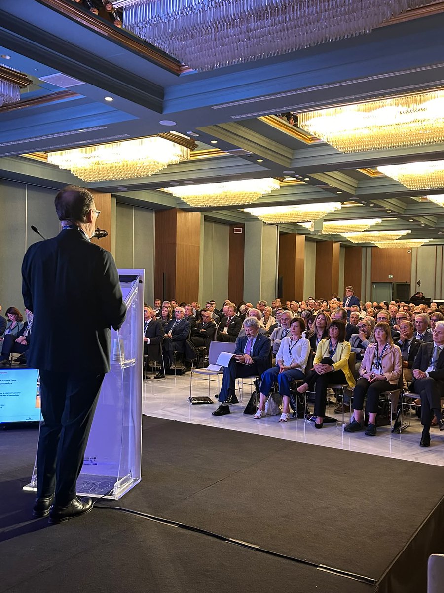 manageritalia's tweet photo. 🔴 Senza organizzazione e capitale umano qualificato la crescita non si consolida. La managerializzazione delle PMI è una priorità. Marco Ballarè, presidente Manageritalia #assembleamanager https://t.co/pyorAfgVhF https://t.co/EJIcTyTrs8