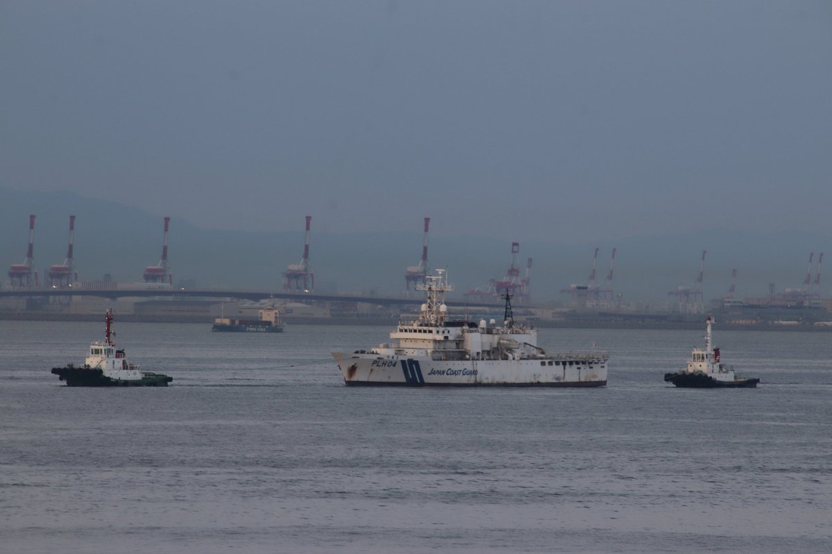 0jj38v1r04m5t1a's tweet photo. 神戸港沖に巡視船の姿がと思えば
長らく神戸港で体を休めていた
PLH-04「うるま」が
曳航されていくところでした😢

1979年の就役以来のご活躍、
お疲れ様でした

#阪九フェリー
#いずみ 
#海上保安庁
#巡視船うるま https://t.co/xlKGRrFS6n