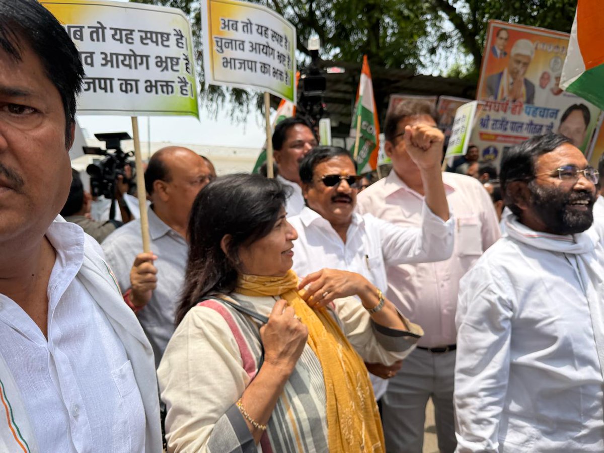 sajjanvermaINC's tweet photo. आज दिल्ली में प्रदेश के वरिष्ठ नेताओं के साथ राष्ट्रपति भवन के लिए मार्च किया।

संविधान को कुचलते वालों के खिलाफ हमारी लड़ाई जारी रहेगी।

@RahulGandhi @kharge @priyankagandhi @kcvenugopalmp @INCIndia @INCMP https://t.co/N30KaydzBz