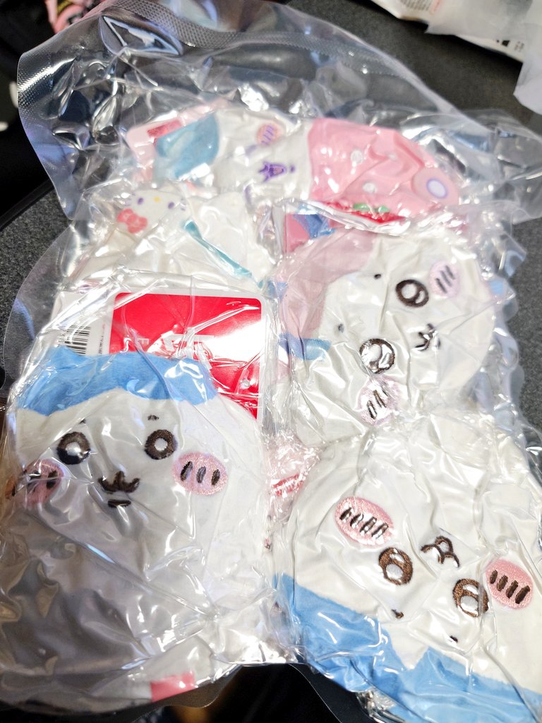 tapiocastin23's tweet photo. Qoo10で買ったハチワレたち届いたけど相変わらずぺっちゃんこで来るからびっくりする🤣
でもちゃんとほぐしたらふっくらほわほわになるꉂ(ˊᗜˋ*)ｗ
MINISOのクオリティなんか上がったのかな？
パツワレマスコットなんかいつもの国内マスコットの手触りのような感じ！😳 https://t.co/Eft6JY868M