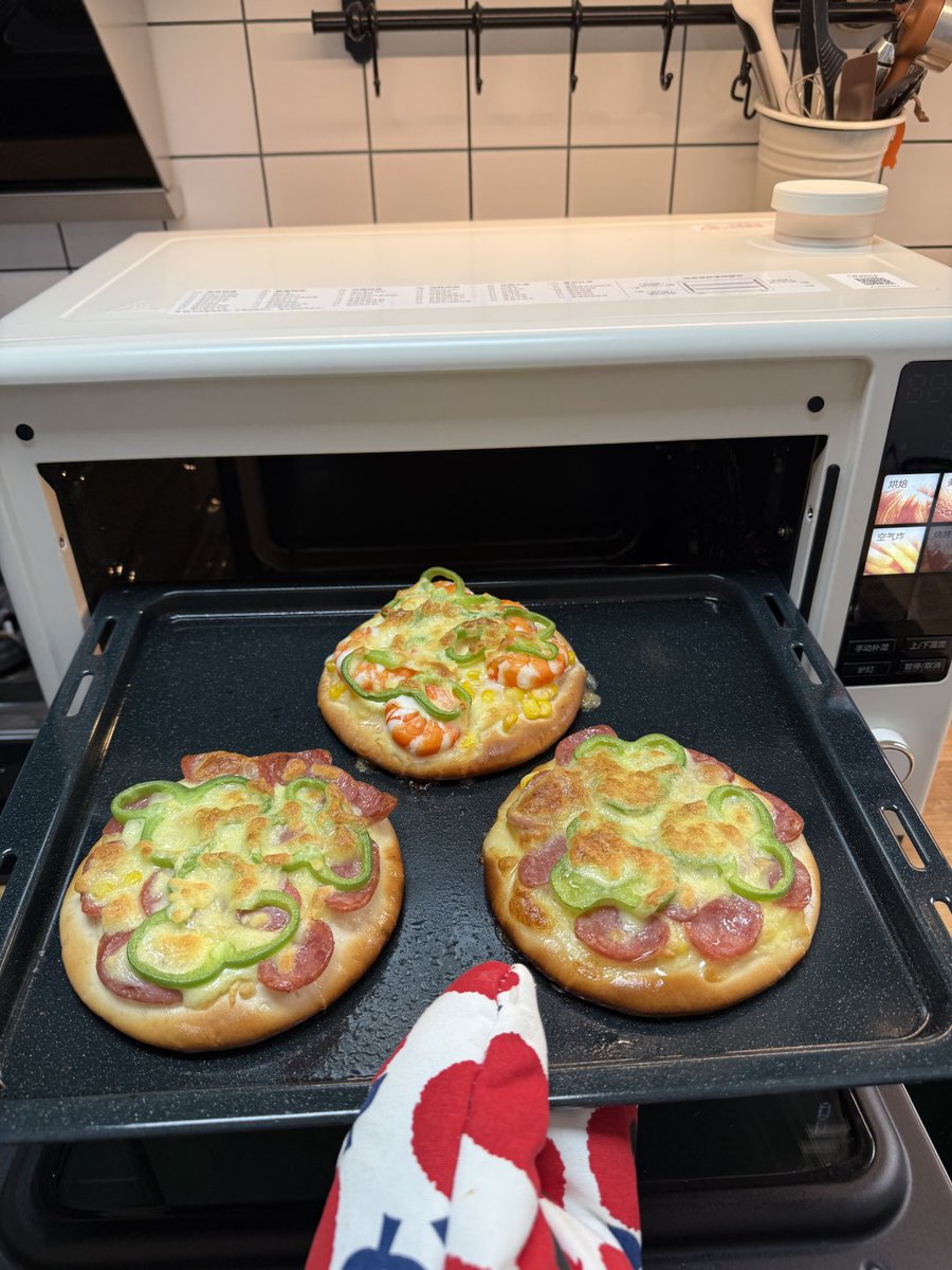corinxzel's tweet photo. The pizza I baked were not preheated before roasting, and they came out fragrant and delicious. https://t.co/bQ7FysMh4E