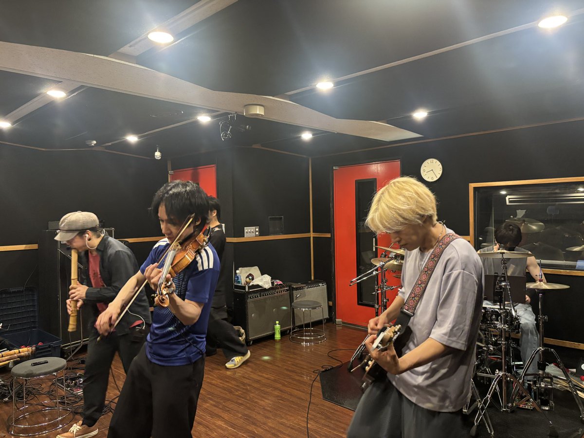 LiberaMeInfo's tweet photo. 🎻「天籟・花鳥風月ツアー」
6月14日（日）横浜 7th Avenueまであと2日‼️
待ち遠しいですね〜 ゲストは尺八の大山貴善さん！ そして、サポートピアノは川代祥治さん🎹
この日しか聞けないサウンド、是非会場で体感してください！

🗓️６月１４日（日）
📍横浜7th AVENUE @YOKOHAMA_7th 
🕔Open 17:00／ Start 17:30 🎫前売り ¥3,900／当日 ¥4,400（ドリンク別途）

チケットお取置きは横浜7th AVENUE までお電話にてお問合せください
☎︎受付は14:00〜21:00です 
https://t.co/Ioejpb9FBA
 #LiberaMe 
#天籟ツアー 
#レコ発ツアー