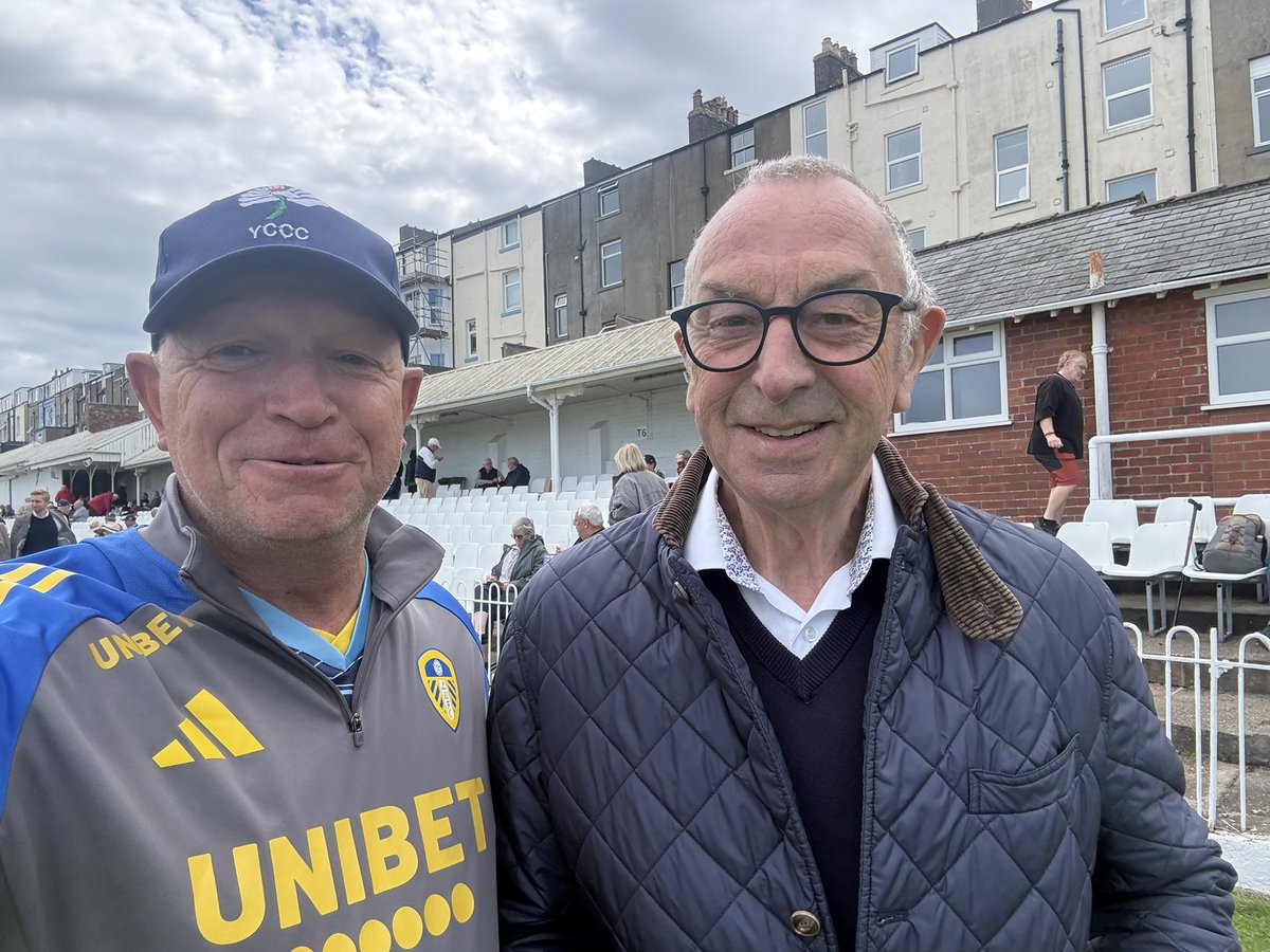 dave42smith's tweet photo. @BumbleCricket The great man is in town. What a legend https://t.co/Ger1WvrliQ
