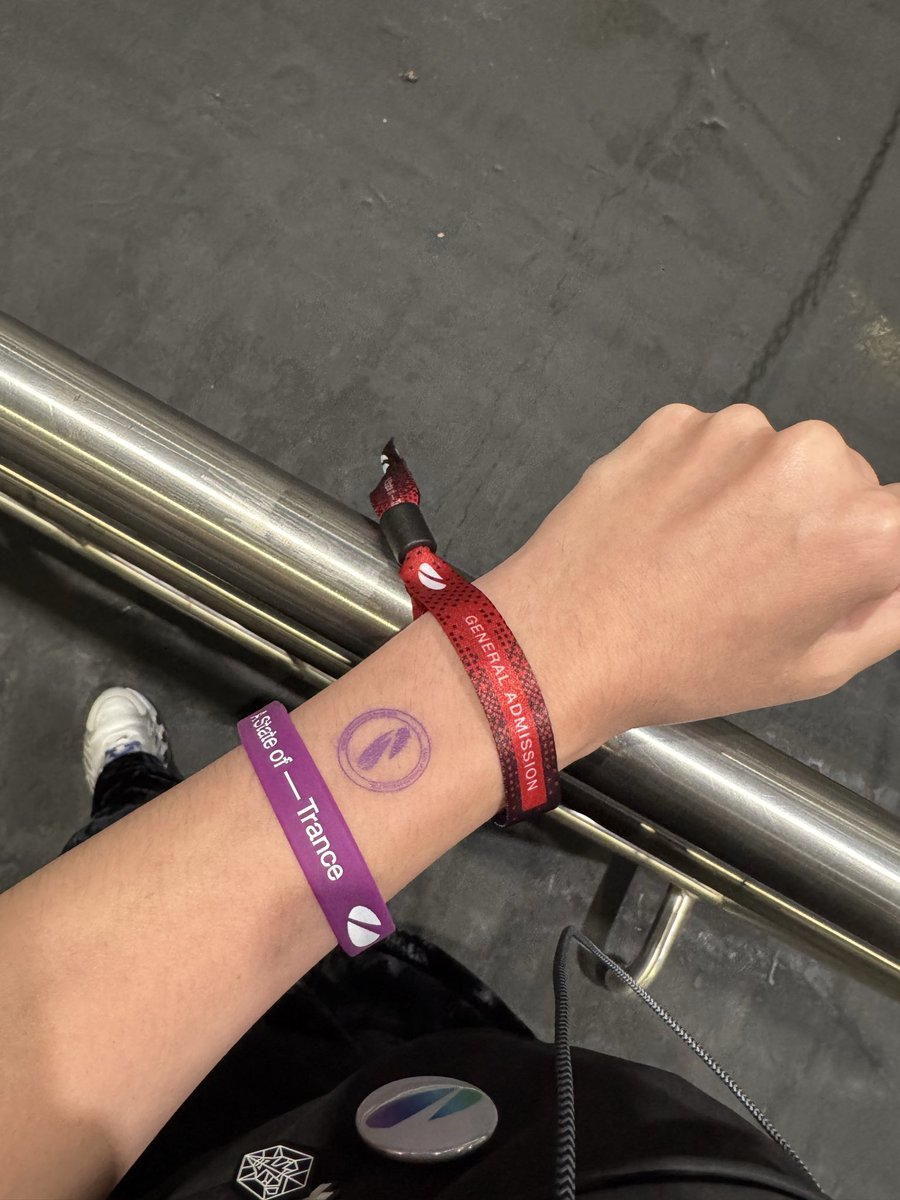 palgaming081's tweet photo. 入り口で未開封の水すら没収されてガチきついけど新しい旅のしおりもらったから耐え、8時間は耐久レースになるのか、、、 https://t.co/FLiPM0l1vn