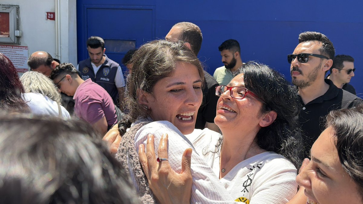 Glistandursn's tweet photo. 32 yıldır tutsak olan ve tahliyeleri hapishanenin idari ve gözlem kurulu tarafından defalarca engellenen Dilek Öz ve Süreyya Bulut bugün Bakırköy Cezaevi’nden “Jin, Jiyan, Azadî” sloganları eşliğinde çıktı. https://t.co/w8e5LvxxB4