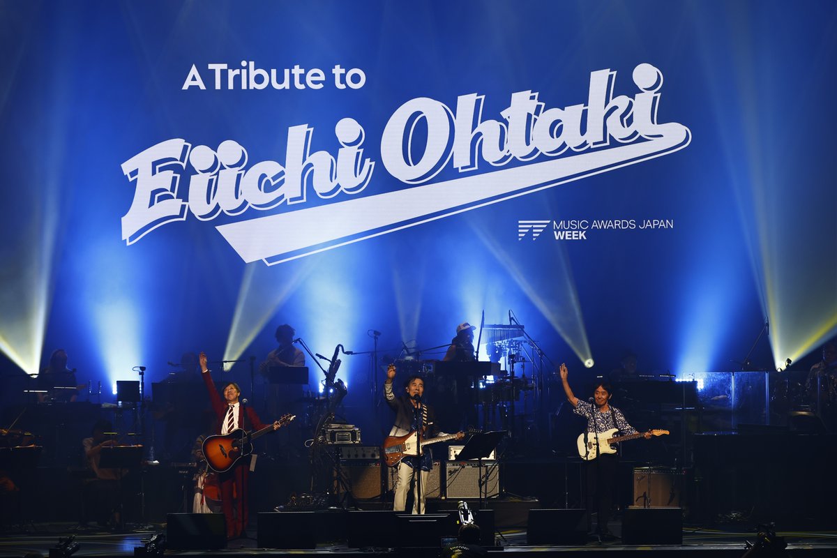 Ginji_Ito_'s tweet photo. つぎからつぎへと
すばらしいアーティストたちが
大滝詠一さんの名曲をご披露するうちに
いよいよイベントは
鈴木茂君、そしてトリの吉田美奈子さんを迎える
クライマックスに！！

その茂君があのギターワークと共に
「雨のウェンズデイ」と「��ナリア諸島にて」を
リリカルに歌い上げた後
本日僕の3度目の出番。

茂君の呼び込みで杉真理君と共に
ふたたびステージに立ってご披露したのは
ナイアガラ・トライアングル vol.2の
「A面で恋をして」。

トライアングル vol.2の
オリジナル・メンバーは杉君だけですが
多くのギタープレイでナイアガラ・サウンドを形作っている
重要な存在の茂君が大滝さんのパート。
そしてトライアングル vol.1のメンバーの僕が
佐野元春君のパートを務める
シン・トライアングル。

この3人で歌うのはなんと
2021年の松本隆さん作詞活動50周年記念コンサートの
「風街オデッセイ」以来のこれで2度目。
オリジナル・トライアングルではないけれど
このメンツでの変則トライアングルだったら
きっと大滝さんも喜んで許してくれるのでは。

2度目とあってか前回よりもさらに息が合った
��ても楽しいセッションだったけど
僕は個人���にひとつ大きなプレッシャーが

それは佐野君パートの
♪夜明けまで　ドライブの
ブルルルルルル～～。
緊張したり、リキみすぎると
途中でブルブルが途切れちゃうので
ちょっと心配でしたが
リハも本番もばっちりいってよかった！！

この曲のおかげで
茂君と杉君とこうしたセッションができたのは
まさに大滝さんのおかげ。

そして
めったに実現しない
多くのすてきなミュージシャンの方たちと
共演できたのも
すべて大滝さんが導いてくれたもの。

ライブの最後に
見にこられた観客のみなさん以上に
このイベントへの感謝の気持ちを
かみしめた銀次でした。

写真撮影：キセキミチコ／青木早霞