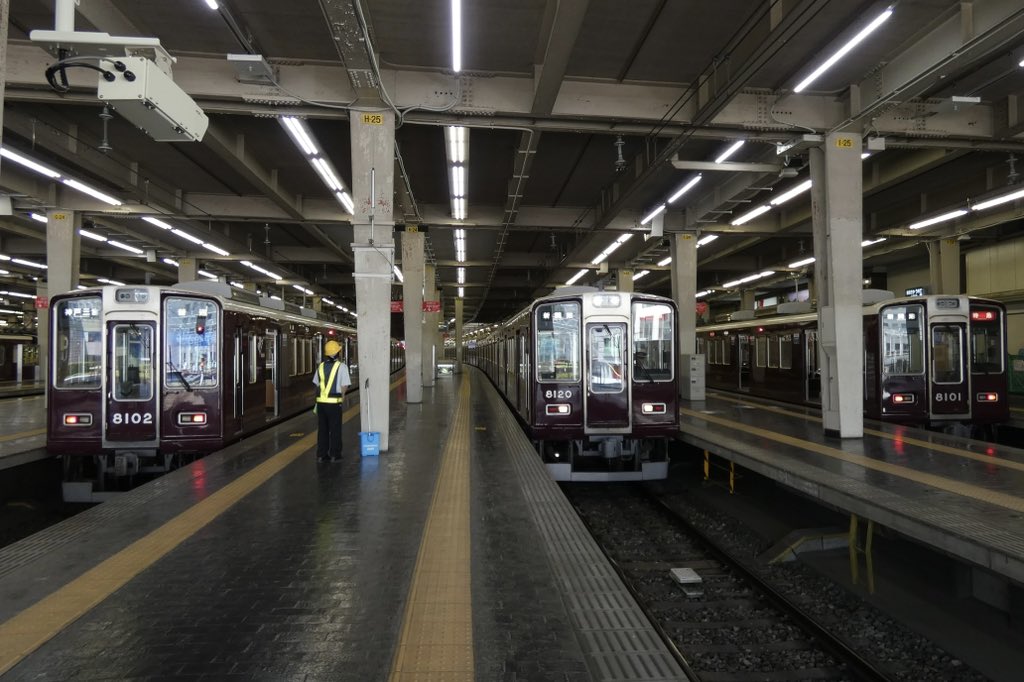 Chuke_sakaoshi's tweet photo. 神戸線8000系幕車の３並び
いいものみれた https://t.co/uqTOWztXKb