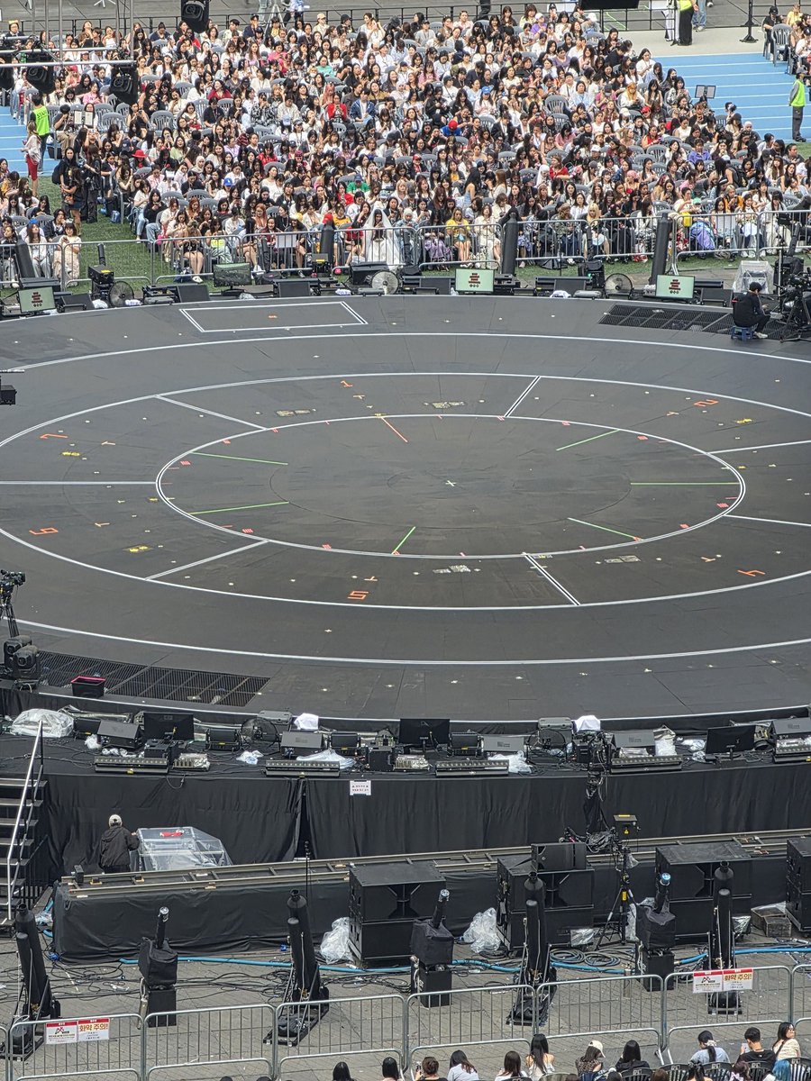 miu__von's tweet photo. No zoom vs 10x zoom https://t.co/IXFj0z1uWq