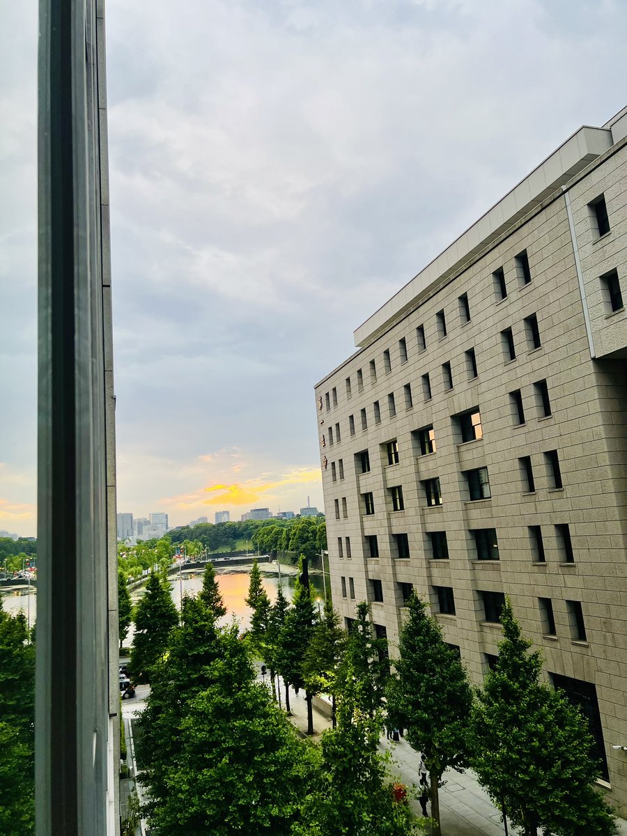 nabeanabe's tweet photo. #ニッポン放送 お泊まりニュースデスクの華金⭐️関東甲信は大気の状態か非常に不安定なため、明日明け方にかけて低い土地の浸水や川の増水に警戒、土砂災害や落雷、竜巻などの激しい突風に注意⚠️
#ショウアップナイター ソフトバンク×ヤクルト https://t.co/GXHW74bYJb #渡辺一宏 #渡辺デスク #渡辺アナ https://t.co/gQDtWVo4GF