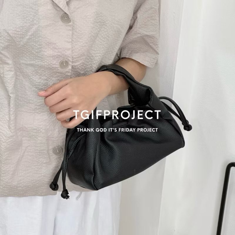 rosieeivory's tweet photo. okay but this bag is actually everything ⋆˚𝜗𝜚˚⋆

ukuran pas, ga kegedean tapi cukup buat daily jadi enak dibawa kemana mana. ga berisik tapi tetep stand out

kalo udah nemu yang pas, langsung checkout aja sebelum nyesel ♡ https://t.co/CJ5gbs2PB5