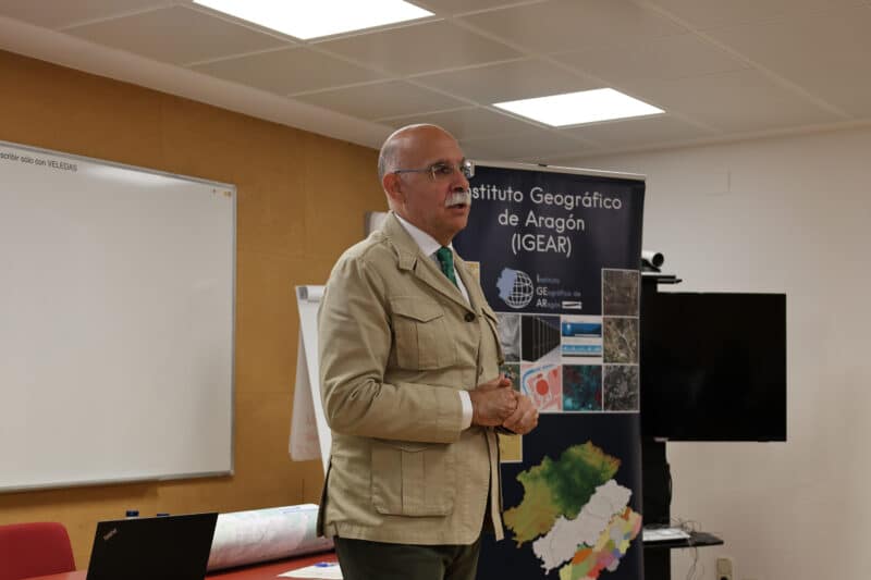 IGEAR_Aragon's tweet photo. 📍 El director de #IGEAR participó en la jornada de actualización en la sede de la Unidad Adscrita a Aragón de la Policía Nacional, donde impartió la ponencia sobre el uso de la información geográfica en la toma de decisiones policiales.
👮‍♂️ Asistieron 44 agentes de la Policía Nacional, la Jefatura Superior y policías locales de Zaragoza.
 #InformaciónGeográfica #Seguridad #PolicíaNacional #Aragón
📷 Imagen de archivo: Fernando López Martín, director del IGEAR, en un evento institucional.