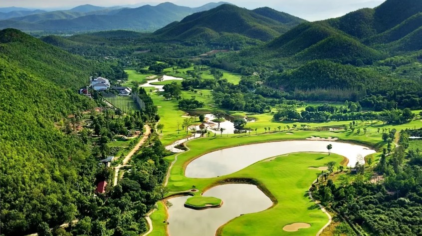 govigolf's tweet photo. ⛳ タイは「アジアのゴルフの都」！300以上のワールドクラスコースが全国に広がります🏌️‍♂️

🏙️ バンコク：戦略的な平原コース
🏖️ プーケット：海を望む爽快なスイング
⛰️ チェンマイ：大自然の中で清々しいプレー

詳細はこちら👇
https://t.co/e9JT5HSa8e https://t.co/Z966jI9Vmp