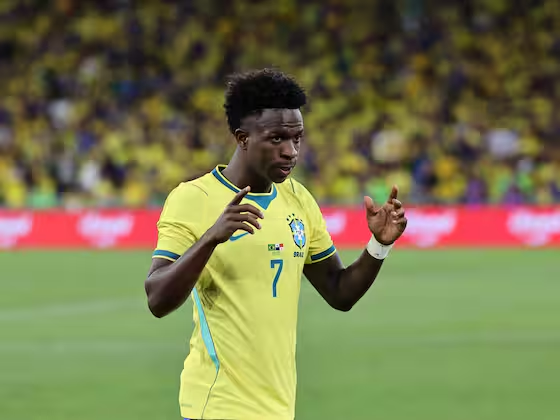 MadridSports_'s tweet photo. 🚨 Así está la situación de VINICIUS en el Real Madrid

1⃣ El brasileño tiene el cariño de Florentino y la primera idea es que siga

2⃣ Su renovación se ha complicado más de lo previsto: las negociaciones siguen estancadas

3⃣ El club sigue "muy lejos" de lo que piden los agentes

4⃣ El Mundial será clave: un gran torneo de Vinicius podría empujar al Madrid a ceder algo más en esas pretensiones

5⃣ El Madrid sabe que este podría ser el último mercado en el que vender a Vinicius si finalmente no fructifica su renovación

6⃣ Vinicius y el club se sentarán a hablar de nuevo cuando termine el Mundial

@elmundoes