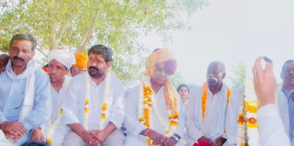 imHimmatsinghG1's tweet photo. राजस्थान गुर्जर आरक्षण संघर्ष समिति के मेरे और कर्नल किरोड़ी सिंह जी के साथ संस्थापक सदस्य रहे कैप्टन हरप्रसाद जी तंवर के साथ बिताए वो पल जो आज यादें बन गई..वो संघर्ष के पल जिनको हमने साथ बिताए..फ़ोटोग्राफ़ से यादें ताज़ा हुई..आज कैप्टन हरप���रसाद जी तंवर की पुण्यतिथि पर मैं उन्हें विनम्र श्रद्धांजलि अर्पित करता हूं..कैप्टन साहब एक योद्धा थे..हमेशा हमारे साथ अग्रिम लड़ाका रहे..मेरा शत् शत् नमन।

#कैप्टन_हरप्रसाद_तंवर_अमर_रहे