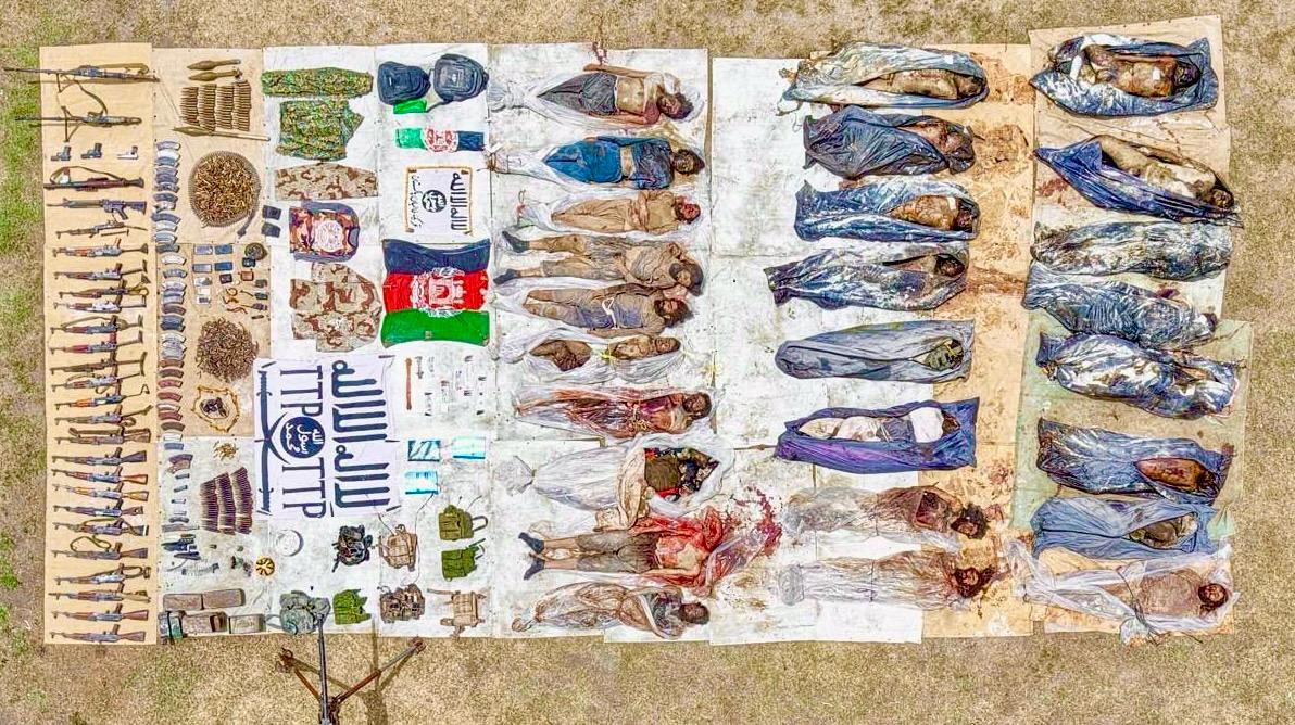 TKCkhyber's tweet photo. نیوزالرٹ🚨
شمالی وزیرستان: پلنگزئی آپریشن میں 62 دہشت گرد ہلاک، 4 اہم کمانڈر بھی مارے گئے

 سیکیورٹی فورسز نے شمالی وزیرستان کے علاقے پلنگزئی میں یکم جون سے 12 جون تک جاری رہنے والے بڑے آپریشن میں 62 دہشت گردوں کو ہلاک کر دیا، جبکہ 4 اہم مطلوب کمانڈر بھی مارے گئے۔

سیکیورٹی ذرائع کے مطابق آپریشن "آئرن فِسٹ3" کے تحت میران شاہ کے نواحی علاقوں پلنگزئی، خوزئی اور ندیم کوٹ کو دہشت گردوں سے پاک کر دیا گیا ہے۔ 
ذرائع کے مطابق کارروائی کے دوران دہشت گردوں کے 14 ٹھکانے اور مراکز تباہ کیے گئے، جن میں زیرِ زمین سرنگیں بھی شامل تھیں۔ فائرنگ کے تبادلے کے دوران دہشت گردوں کے اسلحہ ڈپو میں دھماکے سے بڑی مقدار میں گولہ بارود بھی تباہ ہوگیا۔

آپریشن کے ابتدائی مرحلے میں یکم سے 3 جون کے دوران ندیم کوٹ اور خوزئی میں 28 دہشت گرد ہلاک ہوئے جبکہ متعدد زخمی ہوئے۔ بعد ازاں 4 سے 12 جون تک پلنگزئی میں سرچ اور کلیئرنس آپریشن کے دوران مزید 34 دہشت گرد مارے گئے۔ ہلاک ہونے والوں میں 4 اہم مطلوب دہشت گرد بھی شامل ہیں جن کی لاشیں برآمد کر لی گئیں۔

سیکیورٹی فورسز نے کارروائی کے دوران 8 مشتبہ افراد کو حراست میں لیا، جبکہ دہشت گردوں کے ایک مرکز سے ایک کم عمر یتیم بچے کو بھی بازیاب کرایا گیا، جسے مبینہ طور پر تشدد اور استحصال کا نشانہ بنایا جا رہا تھا۔

آپریشن کے دوران بھاری مقدار میں اسلحہ اور بارودی مواد بھی برآمد کیا گیا، جس میں  مشین گن، 2 زرکئی رائفلیں، 22 سب مشین گنز، ایک ایم-16 رائفل، ایک آر پی جی-7 اور بڑی تعداد میں گولہ بارود اور دیسی ساختہ بم شامل ہیں۔