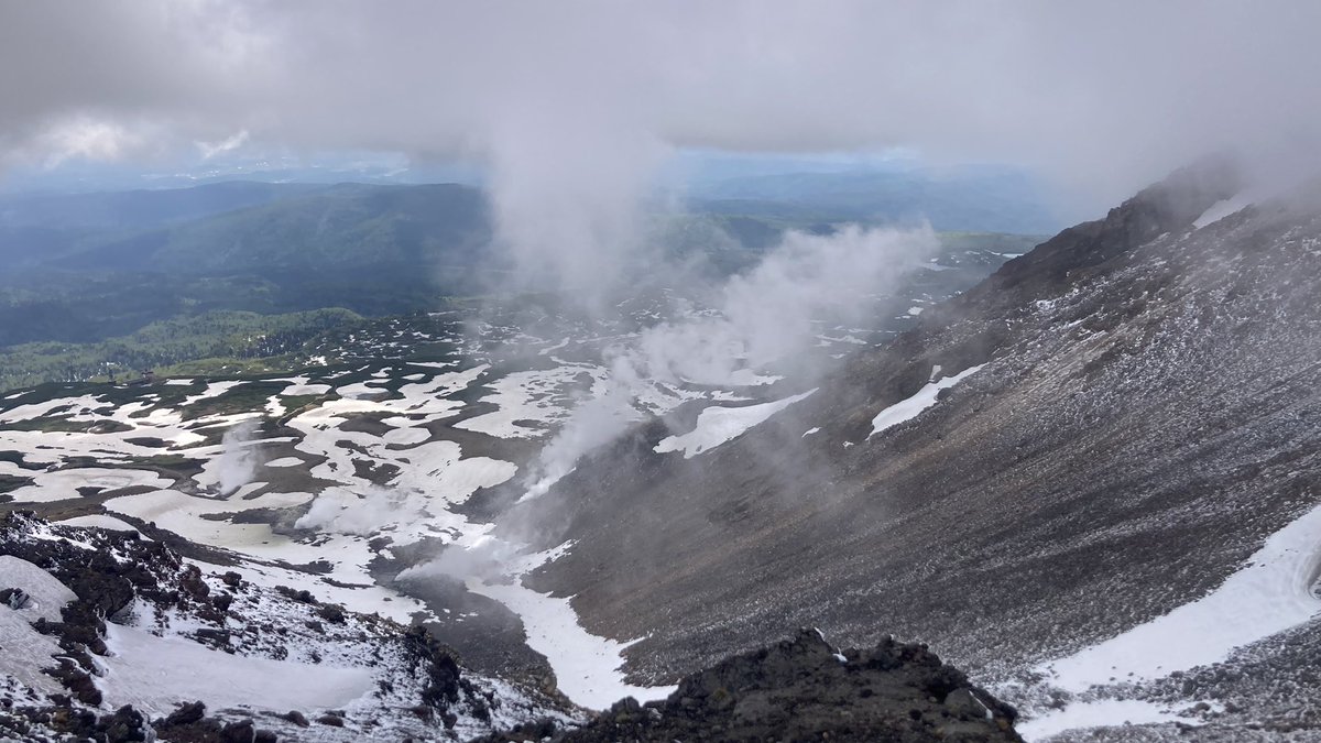 mu_sh09's tweet photo. 昨日は急遽休みになったので旭岳へ🏔️
前日の夜に降雪がありました。
山頂はホワイトアウト気味で寒かったです。裏旭はザラメでよさそうでした❄️

インバウンド系、昼過ぎから残雪のホワイトアウトの中、裾合平周りたいと。軽装備で迷ったら簡単に死ねると言っておきましたw

#旭岳　#大雪山　#北海道 https://t.co/diea8aJzRk