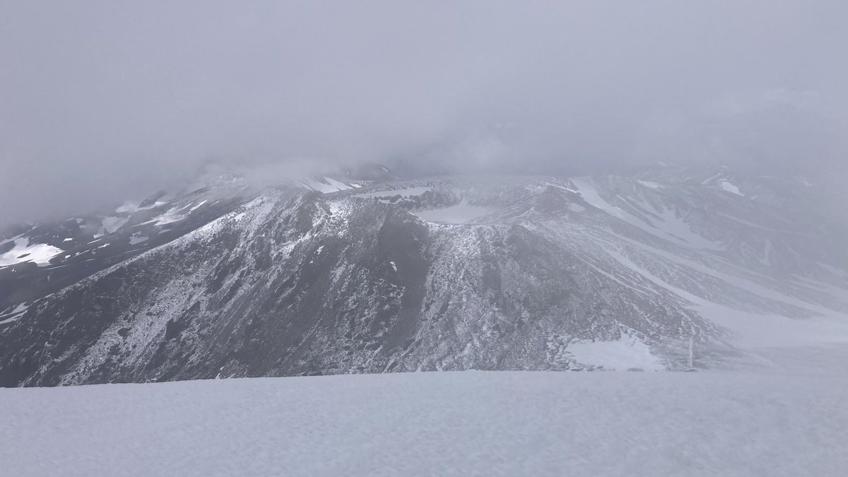 mu_sh09's tweet photo. 昨日は急遽休みになったので旭岳へ🏔️
前日の夜に降雪がありました。
山頂はホワイトアウト気味で寒かったです。裏旭はザラメでよさそうでした❄️

インバウンド系、昼過ぎから残雪のホワイトアウトの中、裾合平周りたいと。軽装備で迷ったら簡単に死ねると言っておきましたw

#旭岳　#大雪山　#北海道 https://t.co/diea8aJzRk