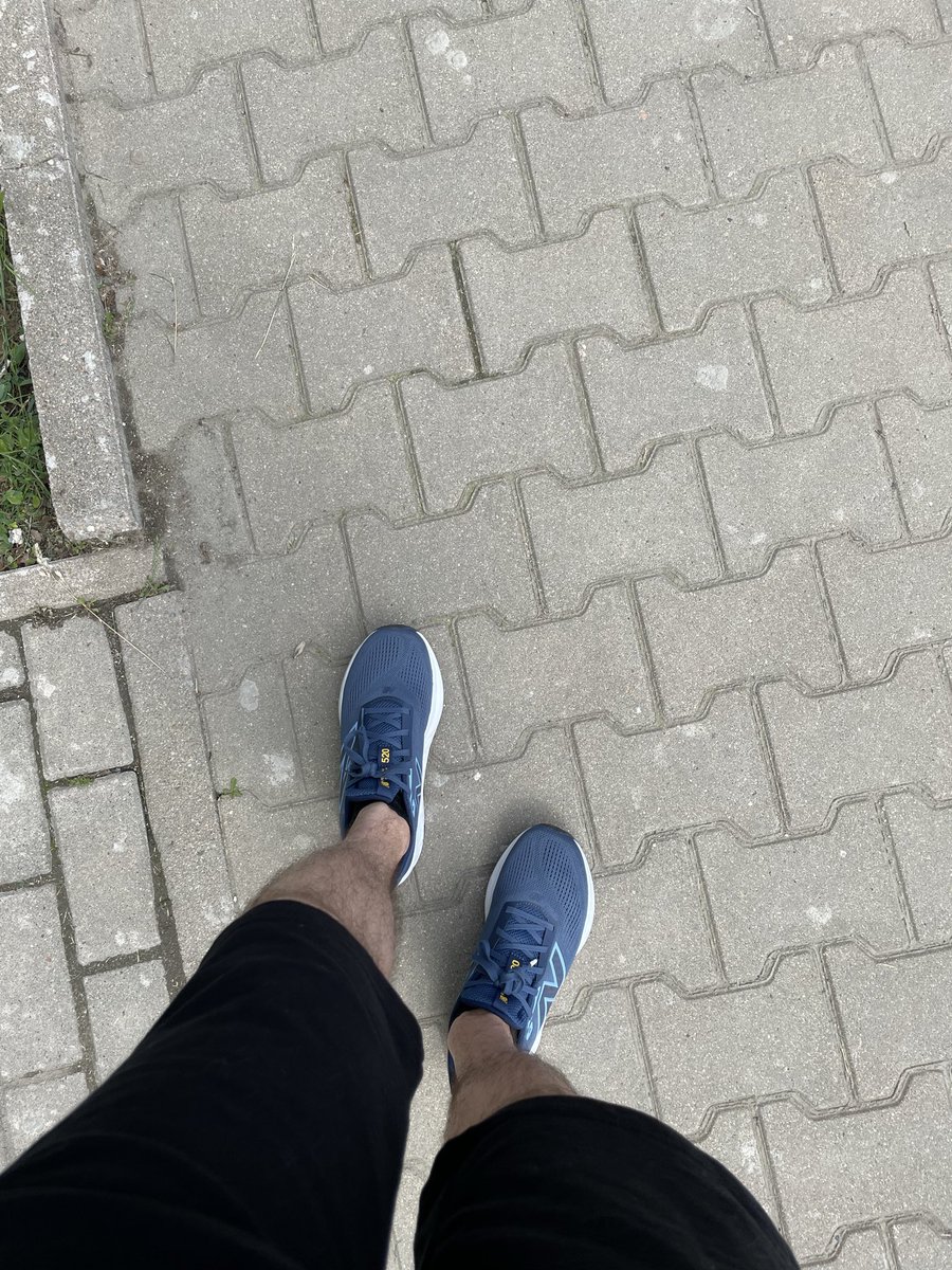 AzaraphielG's tweet photo. @insignis_media Nawet buty do biegania założyłem haha https://t.co/EkYpHa7uhx