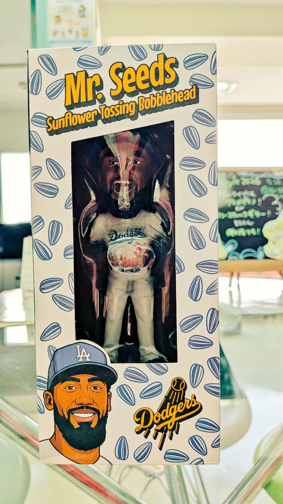 museport's tweet photo. ドジャース観戦した方からのお土産、のお裾分けです⚾️
重量感のある首手首ふりふり人形さん。ニルヴァーナとビートルズの間でちょうどいい感じです✨️
本日もおつ音さまでした🎵
#企業公式がお疲れ様を言い合う
#企業公式夏の相互フォロー https://t.co/AnS5NhxQ3t