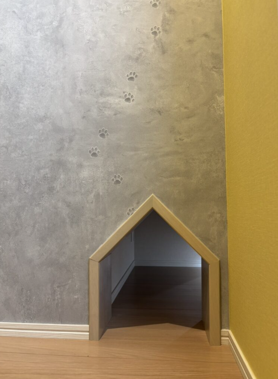 CARROTHOME_'s tweet photo. リビングから猫ちゃんのトイレへ行く入口、おうち型になっているところがポイントです。

反対側には、足跡のクロスを採用しました～

#ニャンダフル #猫 https://t.co/0QtYxcWi8p