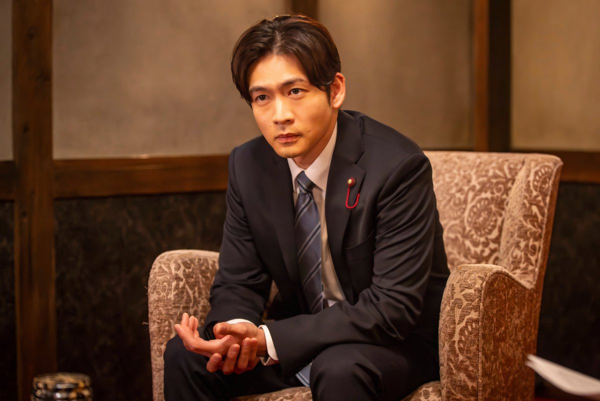 miyoca_kantele's tweet photo. 本日よる10時放送『#銀河の一票』第9話🌙

都知事選に出馬する日山流星役・ #松下洸平 さんからコメント到着！

松下さんは、尊敬する先輩・ #鈴木亮平 さんから「おもしろい」と絶賛の連絡をもらい、「誰に言われるよりもうれしかった。背筋が伸びます」と歓喜✨

また作品については「今の自分の生活が何で成り立っているのか、自分は本当に“幸せ”なのか…。自分だけがよければいいのではなくて、みんながよくなるためにはどうすればいいのか。国民一人一人が輝く未来をみんなでつくっていかないといけないし、自分もその星の１つでありたい」と熱い思いを語りました。

今夜、いよいよ本格的な選挙戦に突入！「チームあかり」は1日で全掲示板にポスターを貼る無謀な計画に挑むも、世間の注目は流星らに集中し…。さらに風間が自身の秘密を告白し波乱の展開に…！✨

ここから読む👇
https://t.co/q7wtZjAWpC

#黒木華 #野呂佳代 #松下洸平 #鈴木亮平