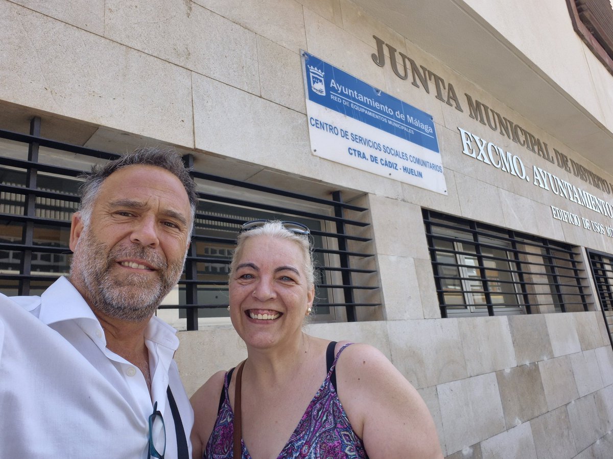 ServIlseMalaga's tweet photo. Diario de unos intèrpretes de LSE ✍️
12/6/26📆
Viernes, y tras la resaca aún por la victoria del @MalagaCF , seguimos atendiendo a las personas sordas en sus gestiones municipales en el Ayto de @malaga interpretando en Lengua de Signos sus trámites. 
Este domingo... https://t.co/SqtzdeqoVH