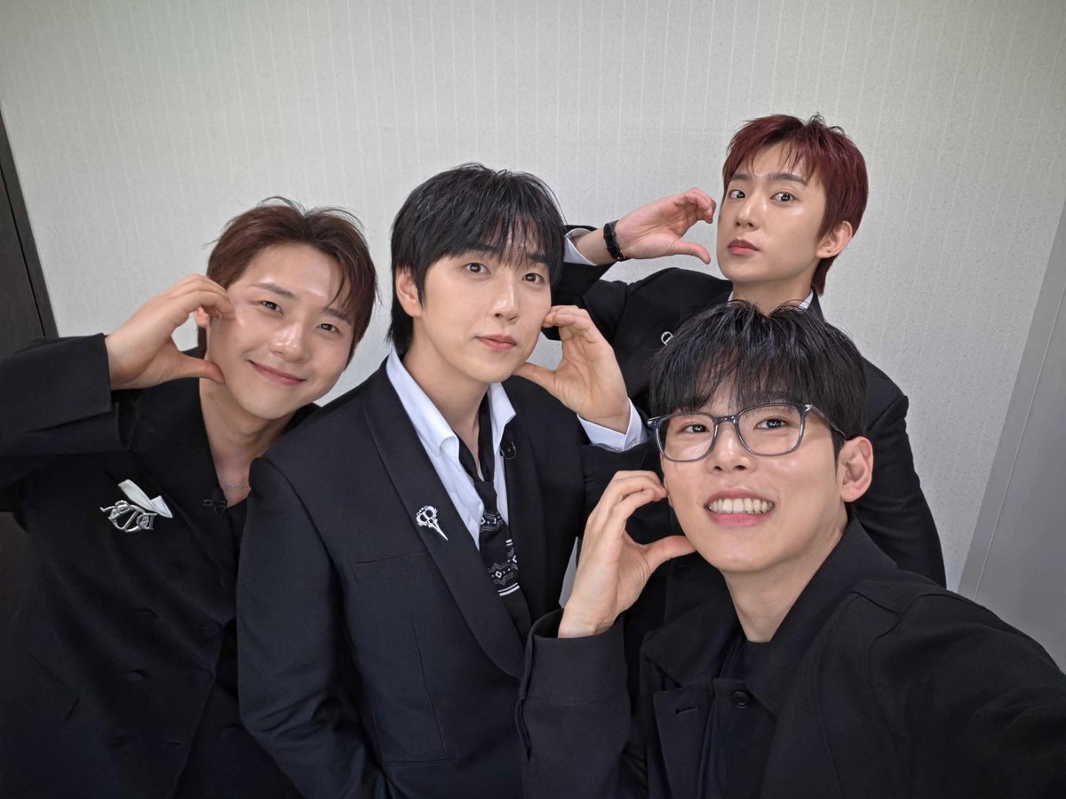 0814zip's tweet photo. 260612 폴킴의 너를만나 유튜브 게시물 #B1A4

여러분! 원조 초통령들의 데뷔 팬을 위한 축가 무대 잘 보셨나요!?😆
팬을 위한 B1A4의 진심이 느껴져 마음이 따뜻해지는 에피소드였던 것 같습니다! 🥹 https://t.co/7BlSSCnQEA