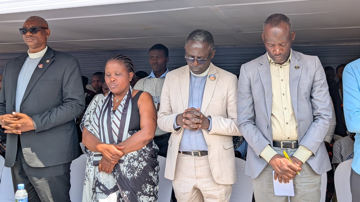 uwasevincent01's tweet photo. Aka kanya abagize Ihuriro ry’Amadini n’Amatorero mu Karere ka Gakenke (RIC) bari mu gikorwa cyo Kwibuka ku nshuro ya 32 Jenoside yakorewe Abatutsi mu 1994.

Iki gikorwa kiri kubera ku Rwibutso rwa Jenoside rw’Akarere rwa BURANGA  ruherereye mu Murenge wa Kivuruga 

Uru Rwibutso rw'Akarere ka Gakanke rushyinguwemo imibiri 1889 y'Abatutsi bishwe muri  Jenoside yakorewe Abatutsi mu 1994.

Uretse abagize ihuriro ry'amadini n'Amatorero, iki gikorwa cyitabiriwe n'Umuyobozi w'Akarere ka Gakenke wungirije ushinzwe imibereho myiza y'Abaturage Madamu  UWAMAHORO Marie Therese , Perezida wa Ibuka /  Twagirimana Hamdoun

Iki gikorwa cy'agaciro, mu kwibuka Jenoside yakorewe Abatutsi  ni igikorwa ngarukamwaka Ihuriro ry' amadini n'Amatorero ritegura  kugira ngo  hibukwe by'umwihariko Abayoboke babo bishwe muri  Jenoside yakorewe Abatutsi  ndetse no gufata ingamba zo guhangana n'Ingengabitekerezo ya Jenoside n'Amacakubiri. 

#kwibuka32